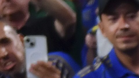 Xabi Alonso y Veljko Paunovic se saludan antes del encuentro.