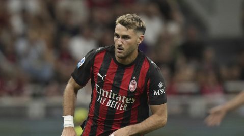 AC Milan's Santiago Gimenez controls the ball during a Serie A soccer match between AC Milan and Cremonese, at the San Siro stadium in Milan, Italy, Saturday, Aug. 23, 2025. (AP Photo/Luca Bruno)