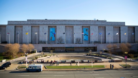 El Museo Nacional de Historia Americana del Smithsonian retiró las menciones a juicios políticos a Donald Trump.