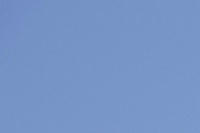 Marines colocan alambre de concertina en la barrera fronteriza existente en Yuma, Arizona, el 11 de agosto de 2025.