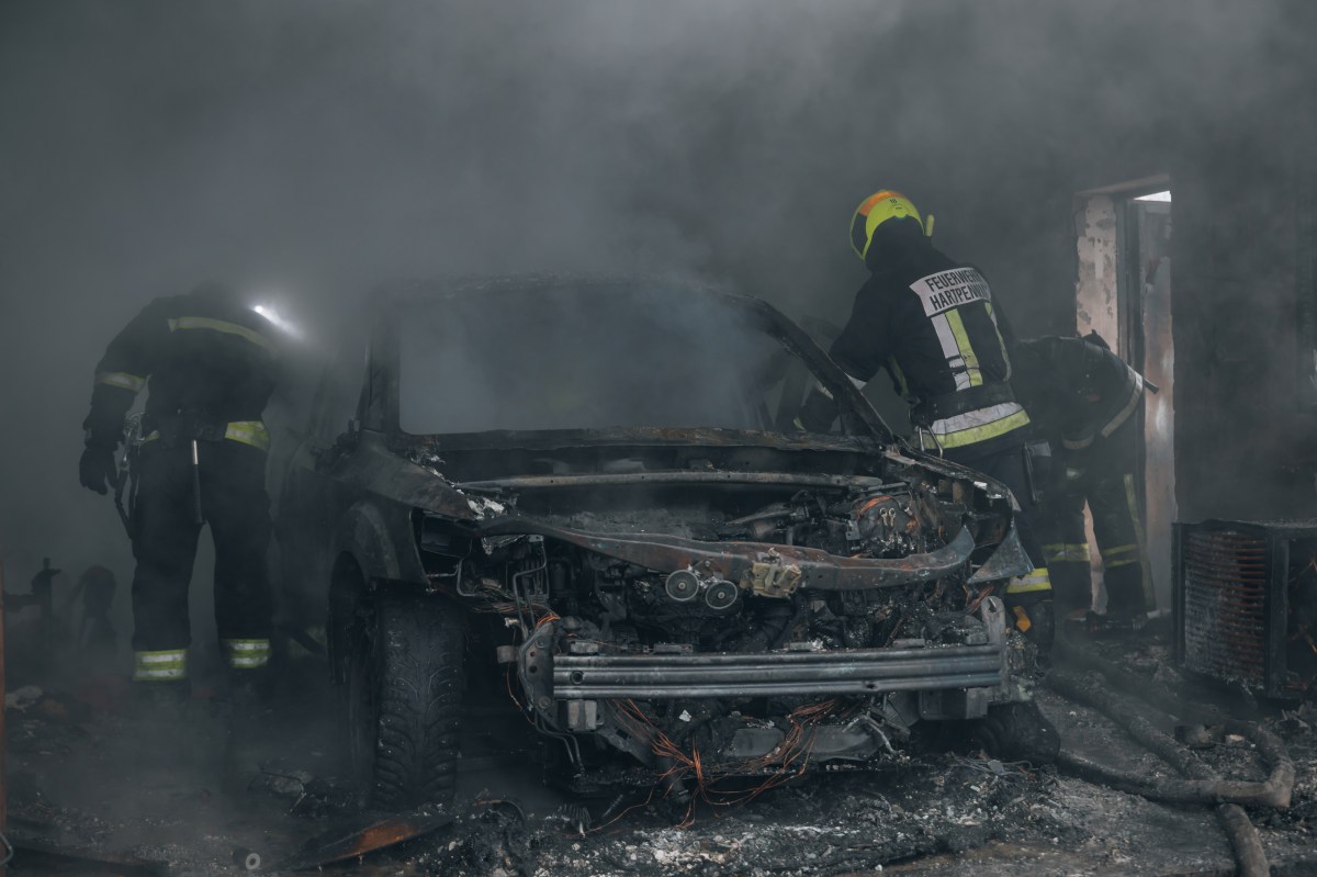Poseidon Nozzle: el invento de bomberos de Illinois que apaga incendios en autos eléctricos en minutos
