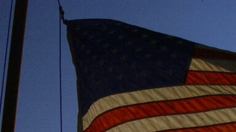 Bandera estadounidense a media asta