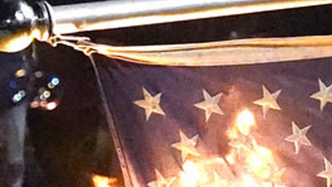 Bandera estadounidense en llamas