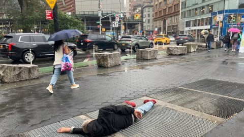 Nueva York intensifica esfuerzos para evaluar y eliminar a enfermos mentales de las calles y el metro