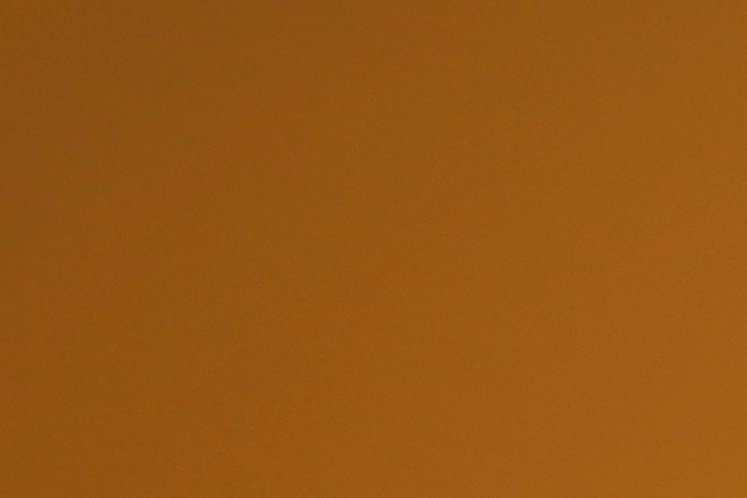 Un hombre se enjuaga con agua en un día de calor sofocante.