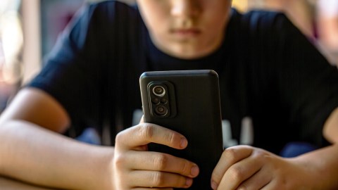 Poseer un smartphone antes de los 13 años está relacionado con deterioro de la salud mental, afirma estudio global