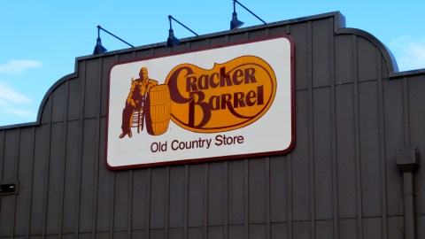 Cracker Barrel enfrenta consecuencias financieras por su rebranding
