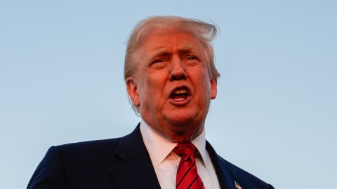 Donald Trump elogia a Sydney Sweeney y dice que la campaña de American Eagle es “fantástica”