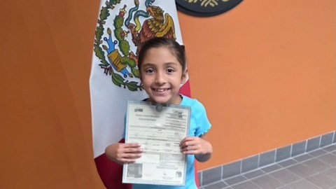 Emma Lara de nueve años obtiene la nacionalidad mexicana.