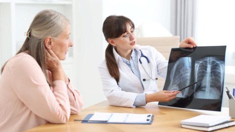 Neumonía neumocócica es causa importante de hospitalización entre adultos mayores