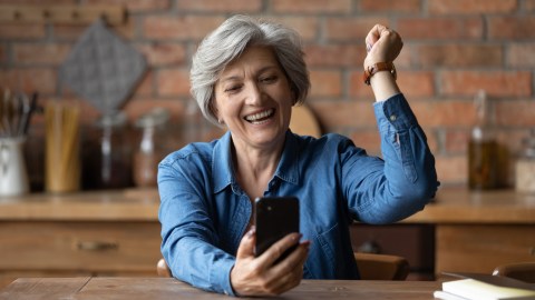 Ganadora de lotería con su celular