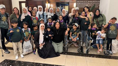Un grupo de niños palestinos lesionados es visto durante su traslado a Amman, de donde partirán para recibir cuidados médicos en diferentes países.