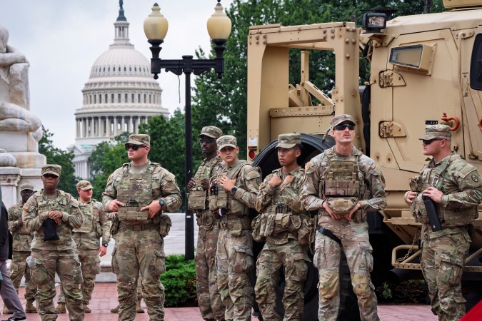 Policías y tropas de la Guardia Nacional fueron desplegados por Trump en Washington D.C. para combatir el crimen.