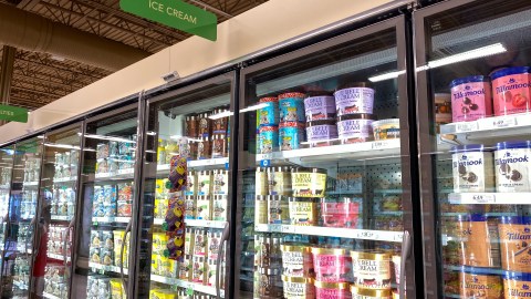 Helados vendidos en Walmart son retirados por no declarar alérgenos