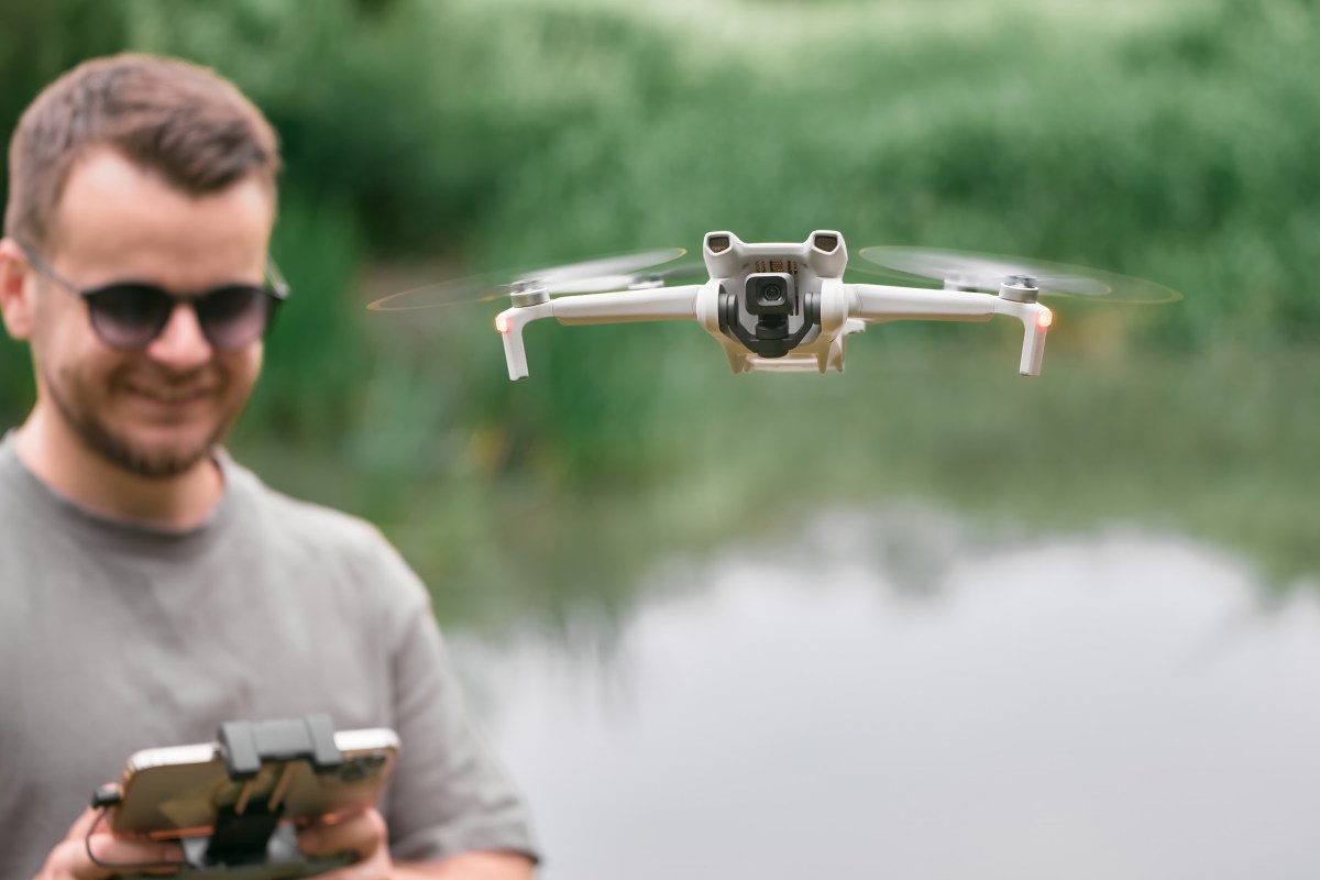 Turista podría tener que pagar una multa de hasta $244,000 dólares por volar un dron sin permiso