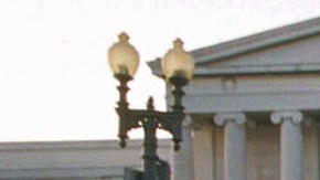 Persona sin hogar durmiendo a la intemperie