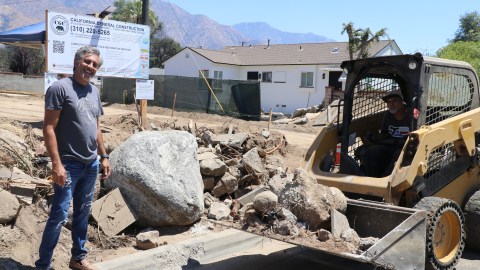 David Shilian continúa las labores de reconstrucción de una casa incendiada por la calle Ventura, en Altadena.
