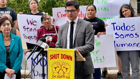 El abogado Richard Díaz de la Disability Rights California (DRC) dio a conocer los resultados de una visita al Centro de Detención de Adelanto.