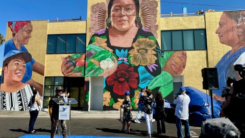 Inauguran el Mural "Nutrir a la Comunidad" en Los Ángeles.