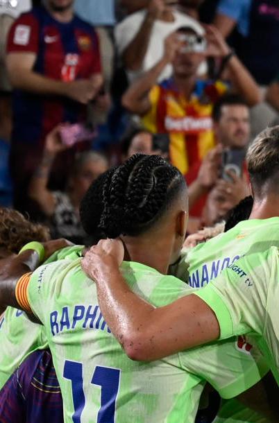 VALENCIA, 23/08/2025.- Los jugadores del Barcelona celebran el tercer gol ante el Levante, durante el partido de LaLiga de fútbol que Levante UD y FC Barcelona disputan este sábado en el estadio Ciutat de Valencia. EFE/Andreu Esteban