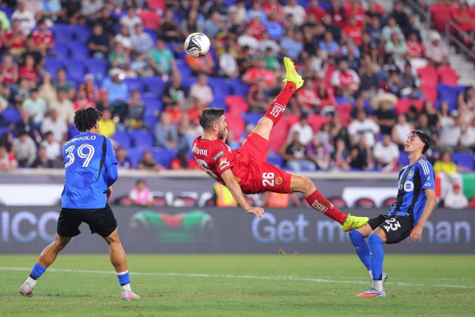 Paulinho, delantero portugués del Toluca, remata de chilena para anotar un gol espectacular contra Montreal en partido de la Leagues Cup 2025.