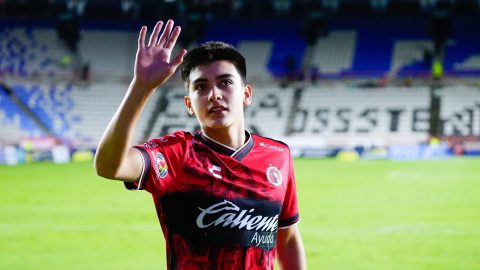 El joven Gilberto Mora, de 16 años, abrió el marcador.