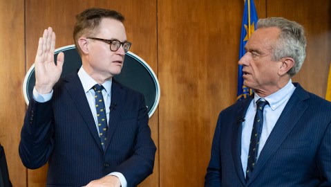 Robert F. Kennedy, Jr., (d) en la ceremonia de juramentación de Jim O'Neill como subsecretario del HHS el 9 de junio de 2025.