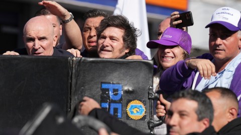 Milei fue evacuado del lugar por su personal de seguridad.