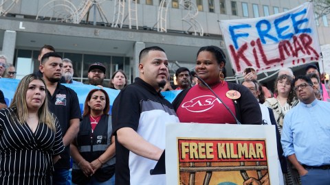 Los abogados del salvadoreño están luchando contra los esfuerzos de deportación en la corte.
