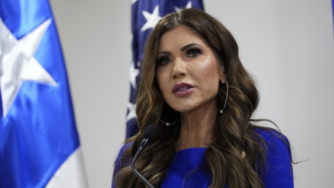 Noem buscaría apoyar a Trump para cumplir su promesa de llevar a cabo la mayor campaña de deportaciones de la historia.