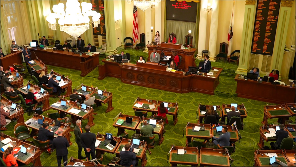 Sacramento sigue poniendo la mira en nuestros ahorros; la Proposición 42 le cierra la puerta