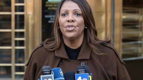 James indicó en un comunicado que su acción busca poner fin al trato ilegal a los inmigrantes arrestados en Nueva York.