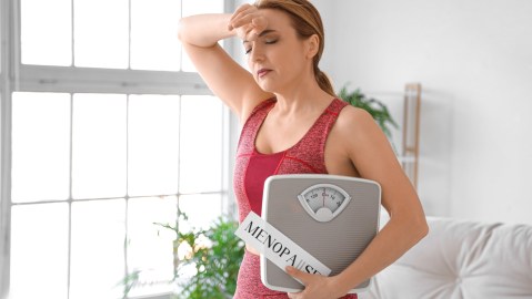 Haz estos ejercicios para mejorar la salud durante la menopausia, sin salir de casa
