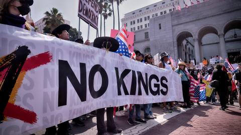Manifestantes durante la protesta "Sin Reyes" en el centro de Los Ángeles el sábado 14 de junio de 2025.