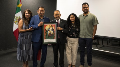 Gabriela Pérez, Jose Antonio García, Carlos Gonzalez, Daniella García y Erick García posan para un retrato durante el reconocimiento del Orgullo Mexicano.