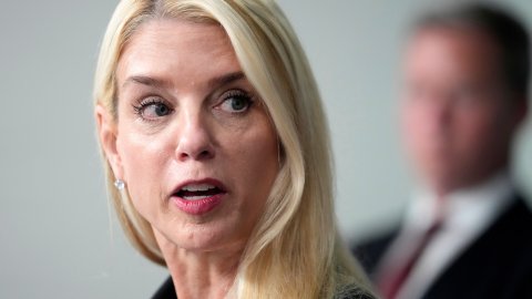 Pam Bondi compara a Nicolás Maduro con la mafia global.