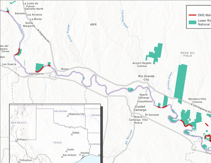 El mapa muestra en rojo los lugares donde DHS eximió las leyes ambientales para acelerar la construcción del muro fronterizo en el Valle del Río Grande de Texas. Las áreas de refugios nacionales de vida silvestre se muestran en verde.