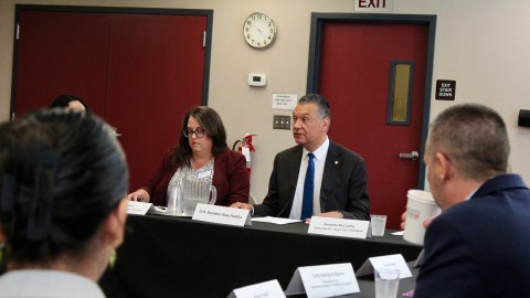 Padilla se reunió en Sacramento con líderes y organizaciones que ayudan a los inmigrantes.