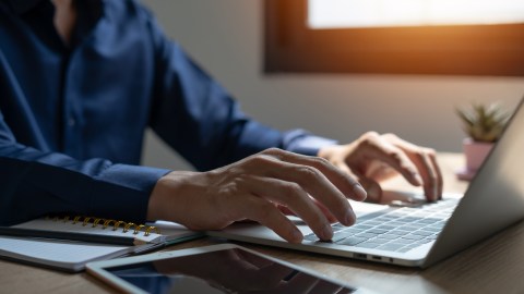 Configurar el teclado de tu computadora en español permitirá que puedas utilizar caracteres especiales como la Ñ