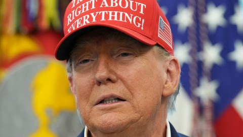 Trump llevaba un sombrero rojo que decía "Trump tenía razón en todo" y afirmó que la gente en Chicago "usa sombreros rojos como este".