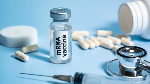Recorte para proyectos de vacunas de ARNm podría cobrar vidas y preocupa a pacientes con cáncer