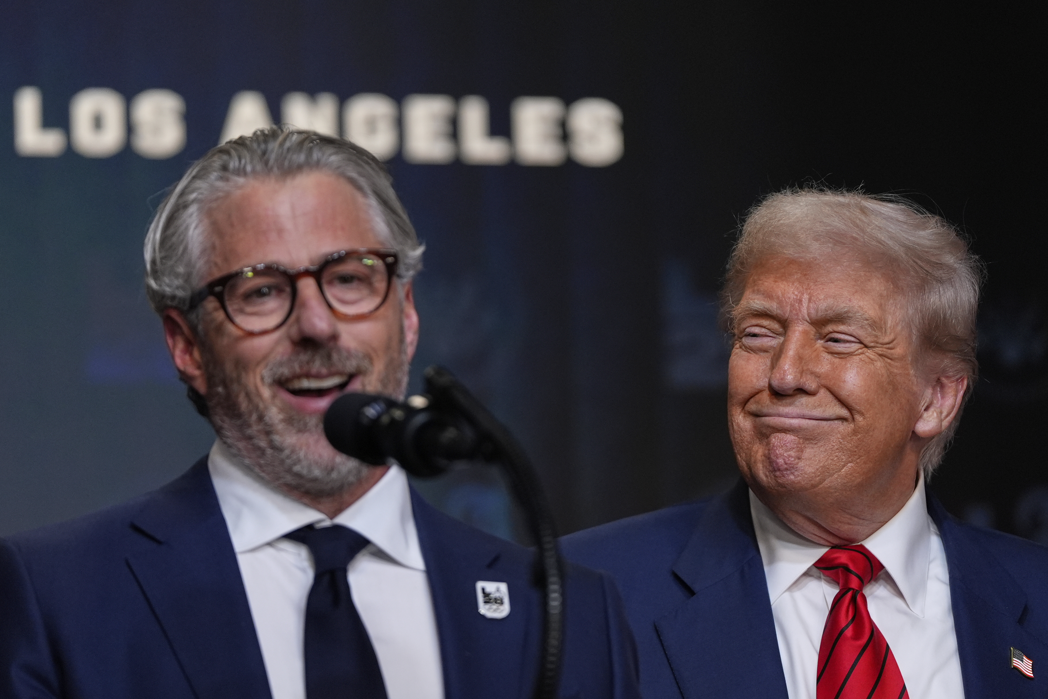 El presidente Donald Trump escucha a Casey Wasserman, presidente de LA28, hablar antes de la firma de la orden ejecutiva sobre los Juegos Olímpicos de Los Ángeles 2028.