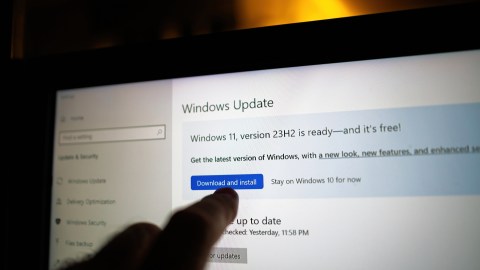 Klein quiere que los tribunales obliguen a Microsoft a continuar brindando soporte a Windows 10