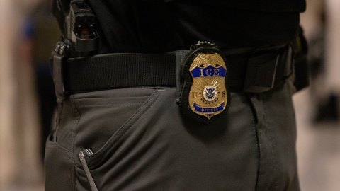 Según Javier Ramírez, los agentes de ICE lo acusaron de morder y escupir a uno de los oficiales, pero él asegura que es falso.