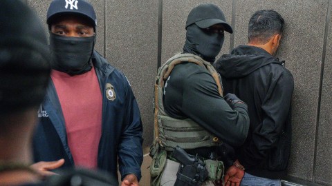 El sospechoso posee un historial criminal que incluye condenas por delitos sexuales y otros.