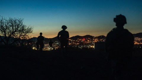 Soldados apoyan la vigilancia en la frontera sur cerca de Nogales, Arizona, el 23 de marzo de 2025.