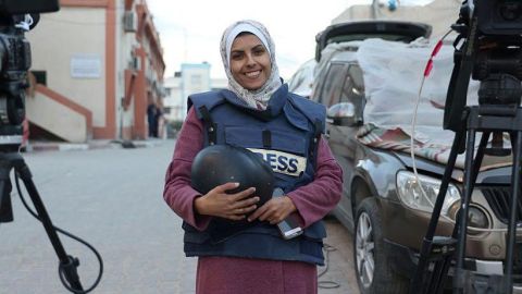 "Hazme sentir orgullosa": el mensaje a su hijo de una reportera del grupo de periodistas muertos en un doble ataque de Israel al hospital Nasser en Gaza