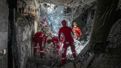"Había cadáveres por todas partes": la BBC reconstruye lo que ocurrió dentro de Evin, una de las prisiones más infames de Irán en la que murieron 80 personas en un ataque de Israel