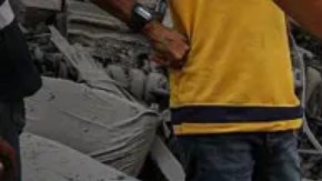 Un niño caminando entre los escombros después de que Israel atacara la zona cercana al cruce de Abbas, en la Ciudad de Gaza, el 8 de agosto de 2025.