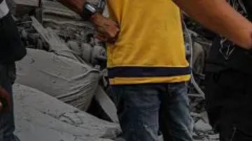 Un niño caminando entre los escombros después de que Israel atacara la zona cercana al cruce de Abbas, en la Ciudad de Gaza, el 8 de agosto de 2025.